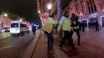 Arrestation musclée d'un couple gilet jaune. Paris, Champs-Élysées.