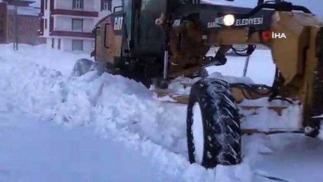 Sarıkamış’ta tipi nedeniyle yolda kalan sürücülerin imdadına iş makineleri yetişti