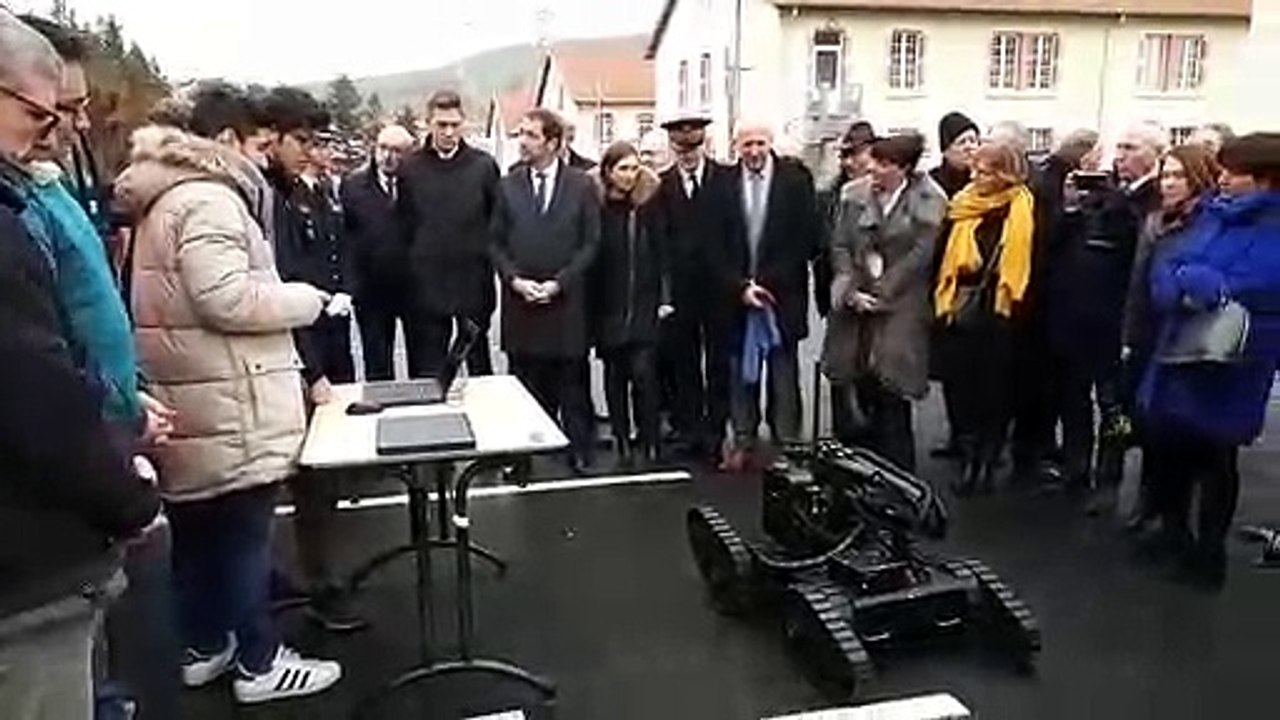 Des étudiants de l'IUT Nancy-Brabois font découvrir un robot de détection et de reconnaissance à Christophe Castaner