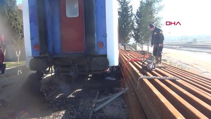 Gaziantep Rayların Arasına Sıkışan Yavru Köpekler, İş Makinesi ile Kurtarıldı