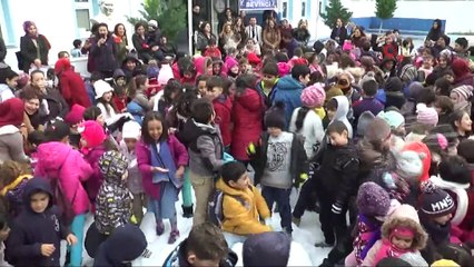 Karne heyecanı yerini kar sevincine bıraktı...Kamyonlarla getirilen karla oynayıp eğlendiler