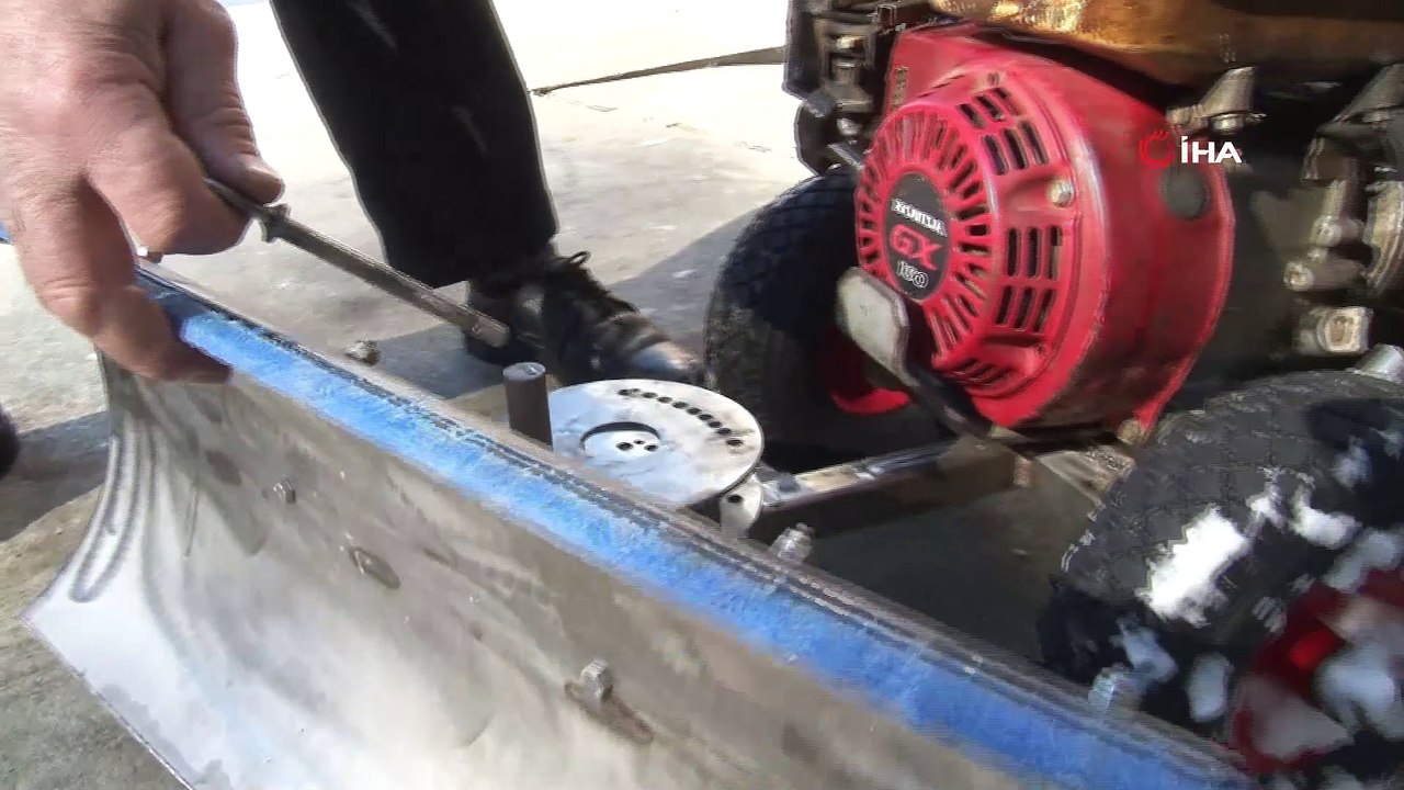 Yazın çay biçtikleri makine ile kışın kar temizliyor