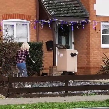 Colis surprise.. piégé pour les voisins ! Blague !