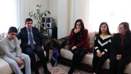 Diyaliz hastası öğrenciye karnesi evde verildi - VAN
