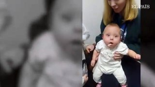 La conmovedora reacción de un bebé al probar sus primeros audífonos