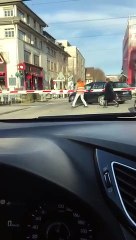 Carro fica preso na linha de comboio e voluntário tenta ajudar