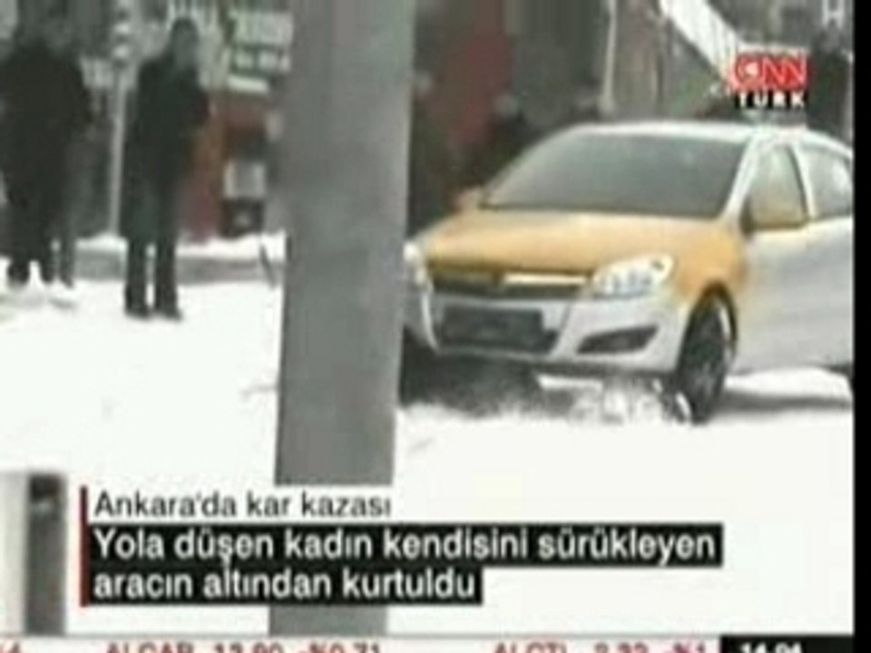 Voiture traine une femme sous ses roues sur neige