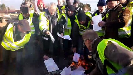 Les gilets jaunes du Nouveau Monde brûlent la lettre de Macron