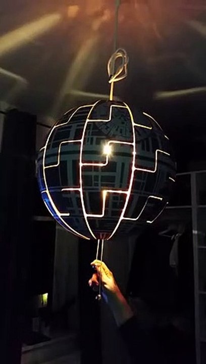Magnifique  : elle transforme une lampe IKEA en étoile noire.