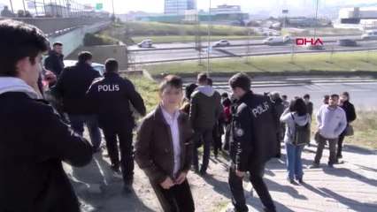 Esenyurt'ta Araç Kaldırımda Yürüyenlerin Arasına Daldı