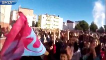 Karnelerini alan öğrenciler Trabzonspor'un 'Biz Dar Sokaklarında' marşını söyledi