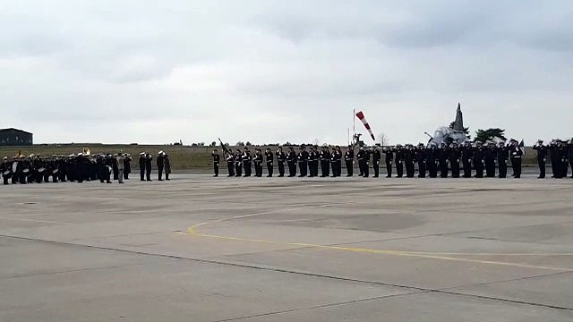 La ministre Florence Parly et le général Lavigne, commandant des forces armées aériennes, passent en revue les troupes lors de l'hommage funèbre à Baptiste Chirié et à Audrey Michelon