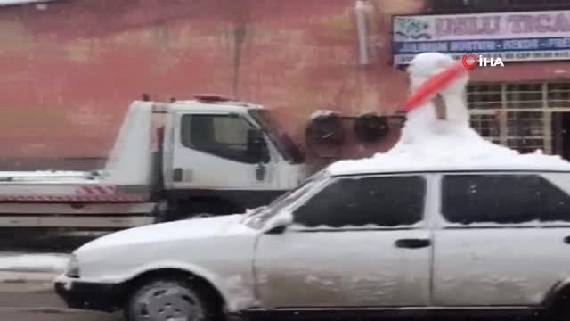 Otomobilinin Üzerine Kardan Adam Yapıp Trafiğe Çıktı