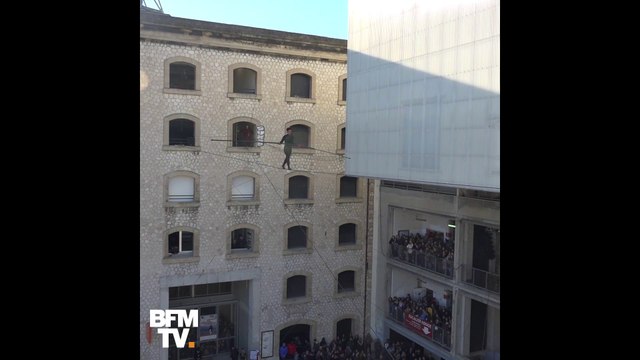 Perchée à 25 mètres et sans protections, cette funambule avance en équilibre sur son fil