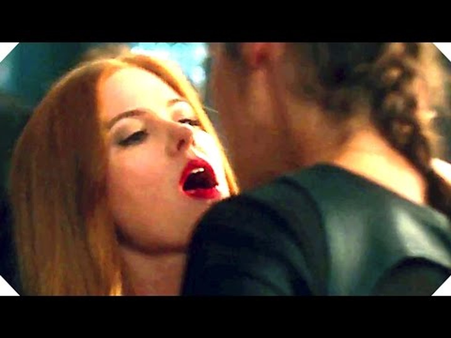 Isla Fisher Kisses Gal Gadot ! - KEEPING UP WITH THE JONESES