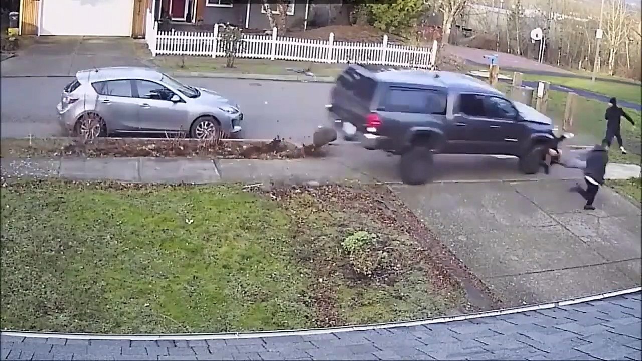 Un conducteur essaye de renverser 3 jeunes qui marchent dans la rue