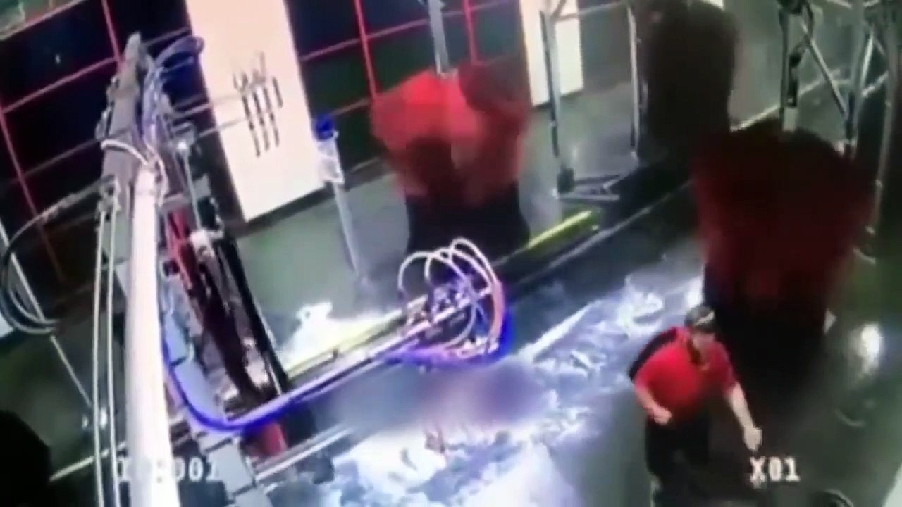 Total IDIOTS on CAR WASH CAR WASH FAIL Compilation ( 720 X 1280 )