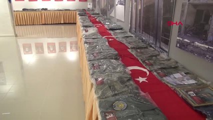 Çorum'da Açılan 21'inci Şehit Emanetleri Sergisi'nde Oğlunun Üniformasına Bakıp Gözyaşı Döktü