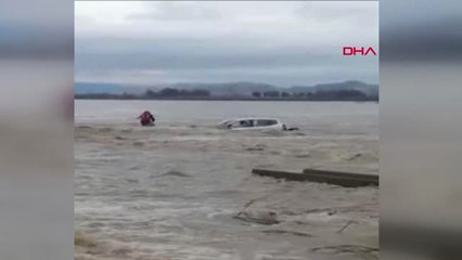 Adana Sel Sularına Otomobiyle Kapılan Kadın, Kepçeyle Kurtarıldı