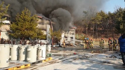 컨테이너 하우스 화재...크레인 차량 등 전소 / YTN