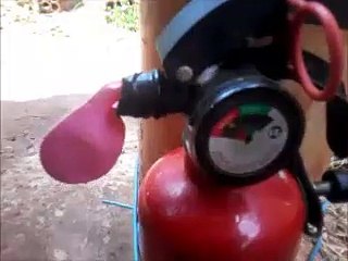 como estourar um balão de festa com um extintor de incêndio