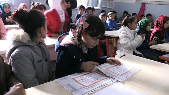 Suriyeli öğrencilerin karne heyecanı - SİİRT