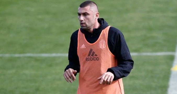 Beşiktaşlı Taraftarlardan Burak Yılmaz'a Tepki: Beşiktaş'ta Hırsız İstemiyoruz