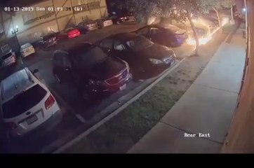 Un homme filmé en train de mettre le feu à une voiture sur un parking