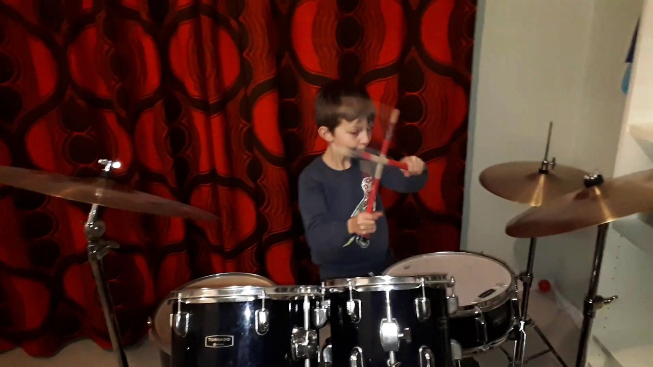 Ein Junge spielt Schlagzeug 8 Jahre 18.01.19