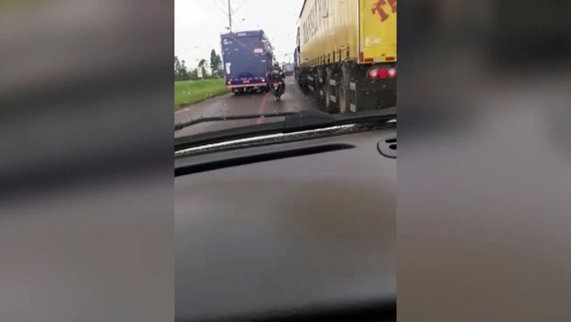 Carretas estacionadas no Bairro Guarujá causam transtornos a motoristas