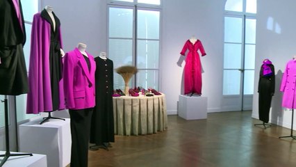 Catherine Deneuve vend ses robes Saint-Laurent aux enchères