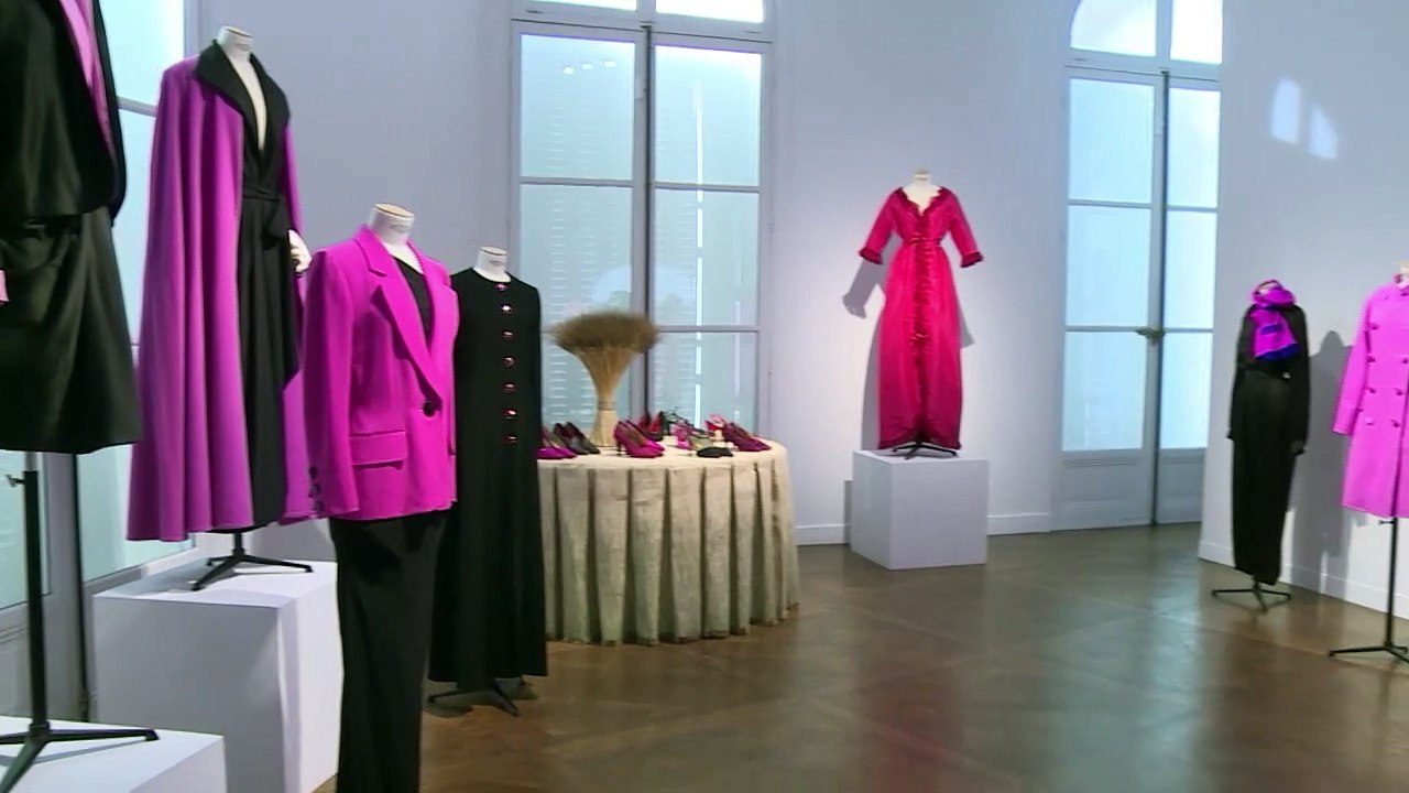 Catherine Deneuve vend ses robes Saint-Laurent aux enchères