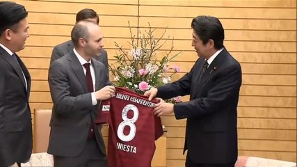 Iniesta meets Japanese Prime Minister in Tokyo