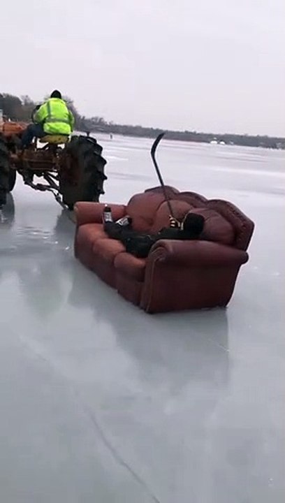 Nouveau sport de glisse avec un tracteur et un canapé sur un lac gelé... Classe