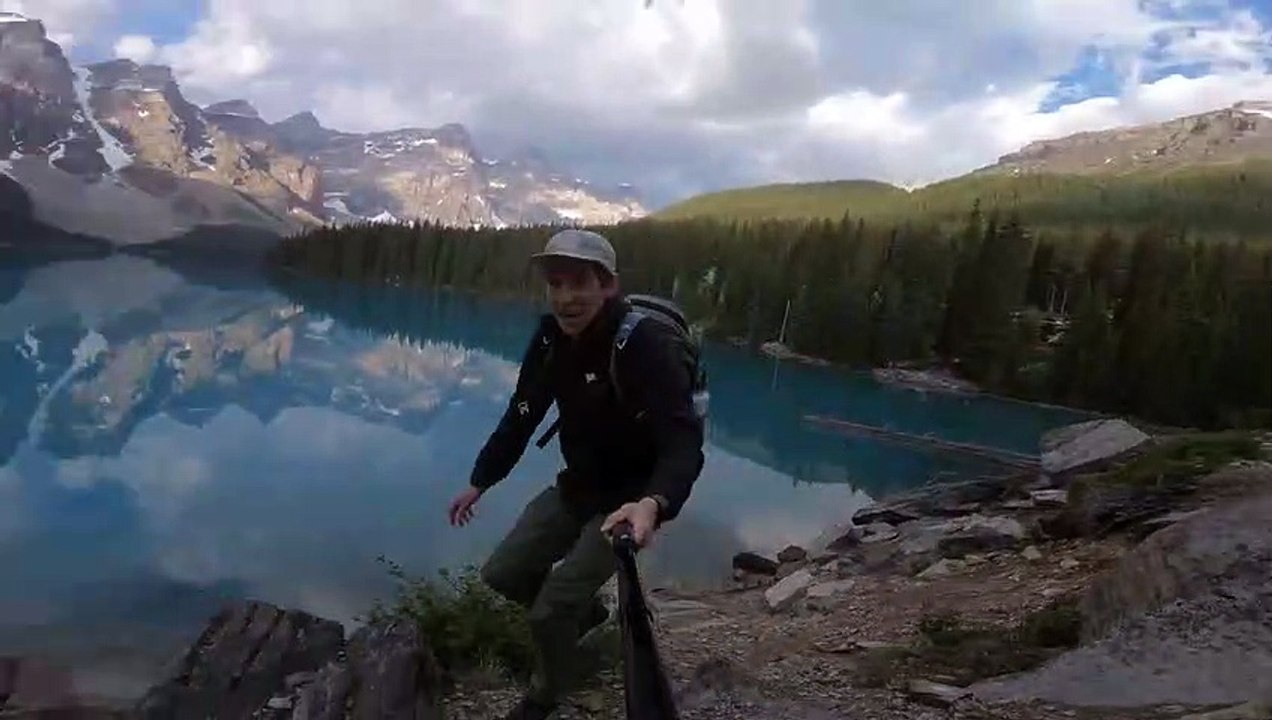 Vue magnifique d'un lac de haute montagnes
