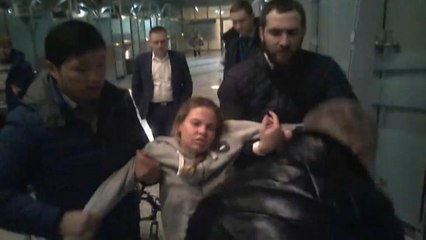 شاهد: روسيا تعتقل عارضة بيلاروسية تزعم حيازتها معلومات عن علاقة موسكو بترامب