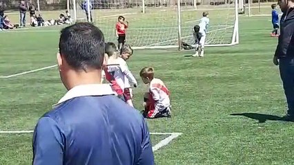 Ces 2enfants montrent un bel exemple de fair-play qui laissera le stade sans voix