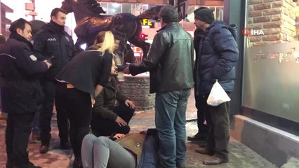 Buz Tutan Kaldırımda Kayarak Düşen Kadın Hastanelik Oldu