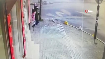 Video herunterladen: Kaza Yapan Otomobil Kaçmak İsterken Yayaların Arasına Daldı...kaza Anı Kamerada