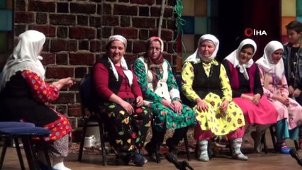 Tiyatro sevdalısı köylü kadınlara büyük alkış