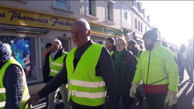 Acte X à Lure : les gilets jaunes défilent et prononcent un discours devant le tribunal d'instance