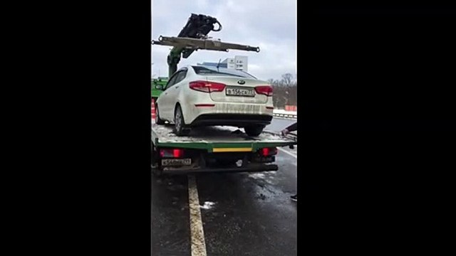 Russie : il fait descendre sa voiture d'un camion de fourrière