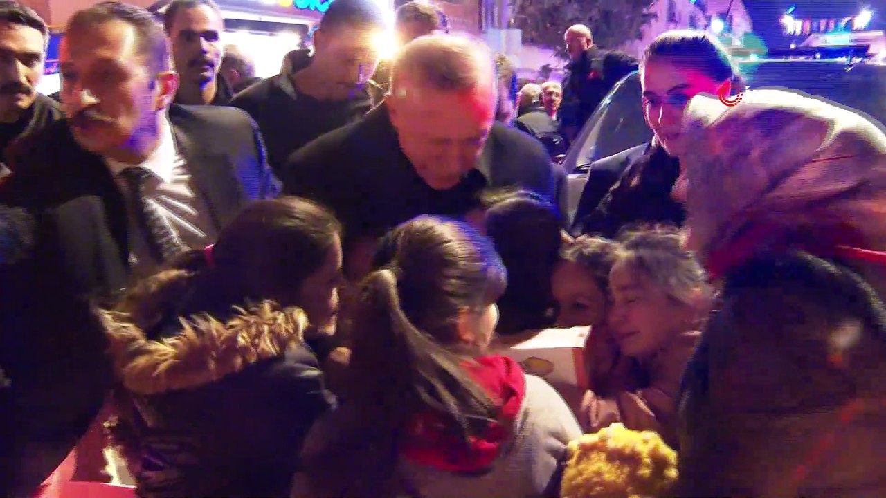 Cumhurbaşkanı Erdoğan, vatandaşlarla çay içip simit yedi