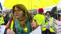 Mujeres “chalecos amarillos” se manifiestan en Francia