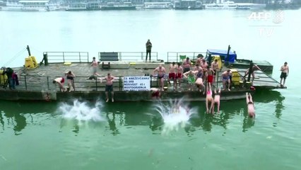 "فرسان" صرب يسبحون في مياه مجلدة بمناسبة عيد الغطاس