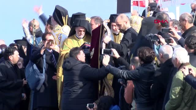 Bursa Denize Haç Atılırken Ezan Okununca, Bartholomeos Törene Ara Verdi