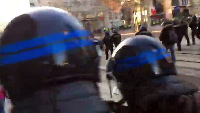 Nancy : les policiers chargent les gilets jaunes, des manifestants interpellés