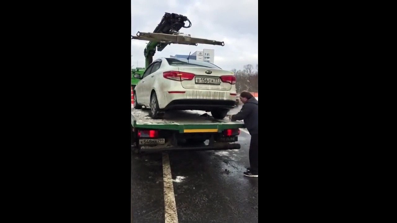 Furieux, il descend sa voiture d'un camion fourrière et l'explose !