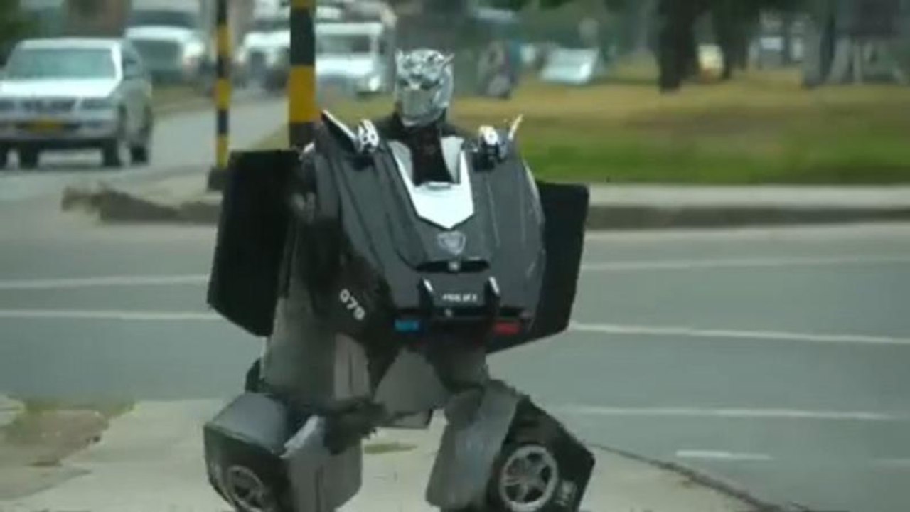 Ein 'Transformer' erheitert die Straßen Bogotás