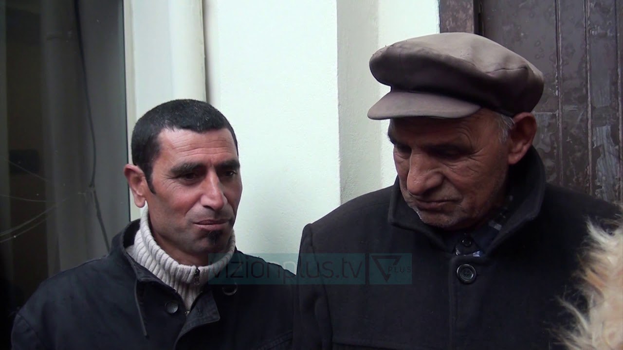 Elbasan/ Qytetarët në radhë për karta e pasaporta - News, Lajme - Vizion Plus